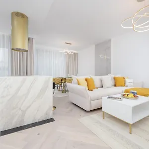 Apartament Lux Grzybowska With Parking By Renters Prestige, Warszawa